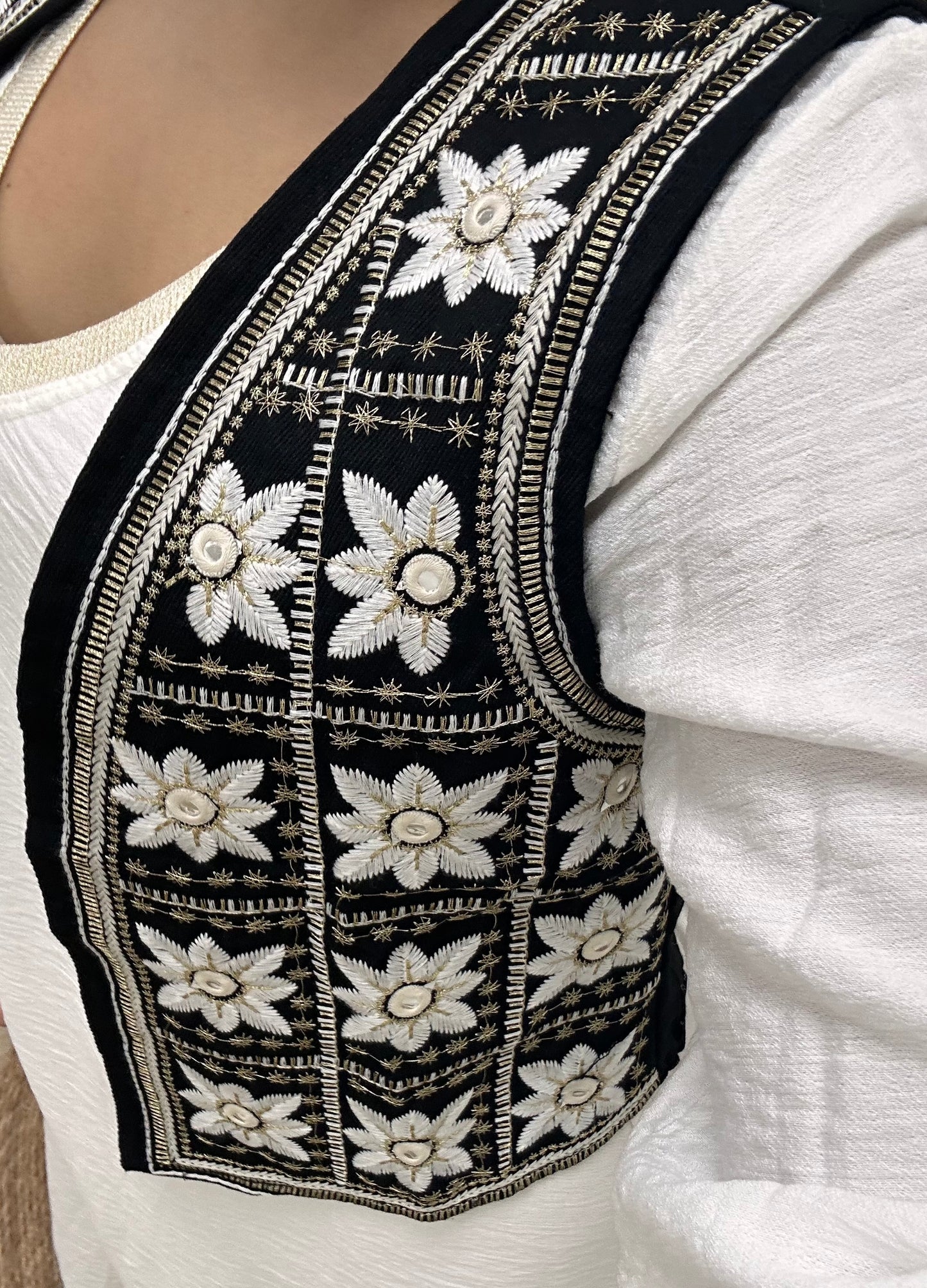 CHALECO FLOR CON DETALLES DORADOS